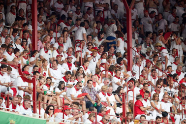 Público asistente a la Plaza de Toros de Pamplona durante la sexta corrida de la Feria del Toro 2019 con la ganadería de Núñez del Cuvillo para los diestros Cayetano Rivera, Miguel Ángel Perera y Antonio Ferrera.