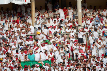Público asistente a la Plaza de Toros de Pamplona durante la sexta corrida de la Feria del Toro 2019 con la ganadería de Núñez del Cuvillo para los diestros Cayetano Rivera, Miguel Ángel Perera y Antonio Ferrera.