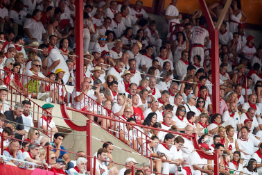 Público asistente a la Plaza de Toros de Pamplona durante la sexta corrida de la Feria del Toro 2019 con la ganadería de Núñez del Cuvillo para los diestros Cayetano Rivera, Miguel Ángel Perera y Antonio Ferrera.