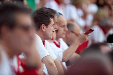 Público asistente a la Plaza de Toros de Pamplona durante la sexta corrida de la Feria del Toro 2019 con la ganadería de Núñez del Cuvillo para los diestros Cayetano Rivera, Miguel Ángel Perera y Antonio Ferrera.