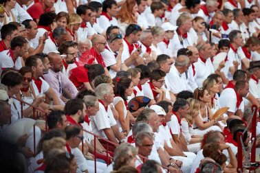 Público asistente a la Plaza de Toros de Pamplona durante la sexta corrida de la Feria del Toro 2019 con la ganadería de Núñez del Cuvillo para los diestros Cayetano Rivera, Miguel Ángel Perera y Antonio Ferrera.