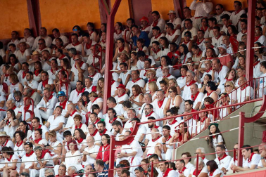 Público asistente a la Plaza de Toros de Pamplona durante la sexta corrida de la Feria del Toro 2019 con la ganadería de Núñez del Cuvillo para los diestros Cayetano Rivera, Miguel Ángel Perera y Antonio Ferrera.