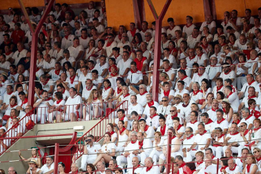 Público asistente a la Plaza de Toros de Pamplona durante la sexta corrida de la Feria del Toro 2019 con la ganadería de Núñez del Cuvillo para los diestros Cayetano Rivera, Miguel Ángel Perera y Antonio Ferrera.