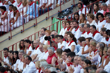 Público asistente a la Plaza de Toros de Pamplona durante la sexta corrida de la Feria del Toro 2019 con la ganadería de Núñez del Cuvillo para los diestros Cayetano Rivera, Miguel Ángel Perera y Antonio Ferrera.