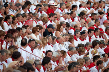 Público asistente a la Plaza de Toros de Pamplona durante la sexta corrida de la Feria del Toro 2019 con la ganadería de Núñez del Cuvillo para los diestros Cayetano Rivera, Miguel Ángel Perera y Antonio Ferrera.