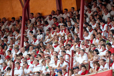 Público asistente a la Plaza de Toros de Pamplona durante la sexta corrida de la Feria del Toro 2019 con la ganadería de Núñez del Cuvillo para los diestros Cayetano Rivera, Miguel Ángel Perera y Antonio Ferrera.