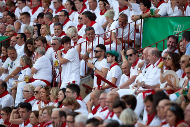 Público asistente a la Plaza de Toros de Pamplona durante la sexta corrida de la Feria del Toro 2019 con la ganadería de Núñez del Cuvillo para los diestros Cayetano Rivera, Miguel Ángel Perera y Antonio Ferrera.
