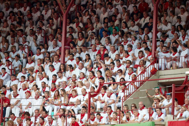 Público asistente a la Plaza de Toros de Pamplona durante la sexta corrida de la Feria del Toro 2019 con la ganadería de Núñez del Cuvillo para los diestros Cayetano Rivera, Miguel Ángel Perera y Antonio Ferrera.