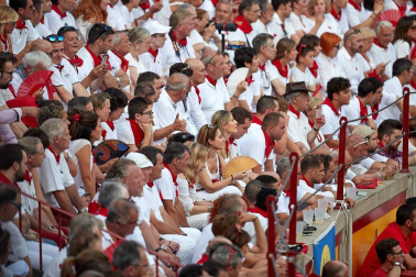 Público asistente a la Plaza de Toros de Pamplona durante la sexta corrida de la Feria del Toro 2019 con la ganadería de Núñez del Cuvillo para los diestros Cayetano Rivera, Miguel Ángel Perera y Antonio Ferrera.