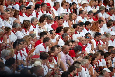 Público asistente a la Plaza de Toros de Pamplona durante la sexta corrida de la Feria del Toro 2019 con la ganadería de Núñez del Cuvillo para los diestros Cayetano Rivera, Miguel Ángel Perera y Antonio Ferrera.