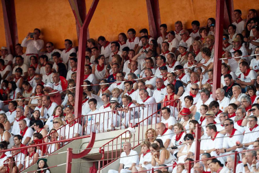 Público asistente a la Plaza de Toros de Pamplona durante la sexta corrida de la Feria del Toro 2019 con la ganadería de Núñez del Cuvillo para los diestros Cayetano Rivera, Miguel Ángel Perera y Antonio Ferrera.