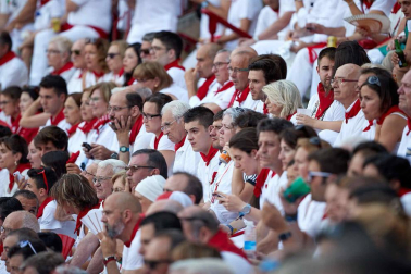 Público asistente a la Plaza de Toros de Pamplona durante la sexta corrida de la Feria del Toro 2019 con la ganadería de Núñez del Cuvillo para los diestros Cayetano Rivera, Miguel Ángel Perera y Antonio Ferrera.