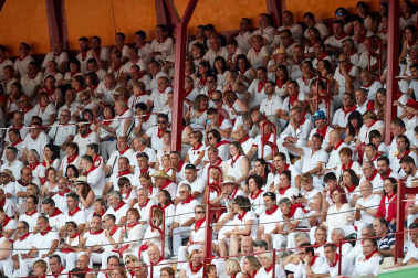 Público asistente a la Plaza de Toros de Pamplona durante la sexta corrida de la Feria del Toro 2019 con la ganadería de Núñez del Cuvillo para los diestros Cayetano Rivera, Miguel Ángel Perera y Antonio Ferrera.