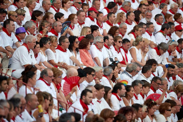 Público asistente a la Plaza de Toros de Pamplona durante la sexta corrida de la Feria del Toro 2019 con la ganadería de Núñez del Cuvillo para los diestros Cayetano Rivera, Miguel Ángel Perera y Antonio Ferrera.