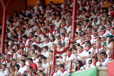 Público asistente a la Plaza de Toros de Pamplona durante la sexta corrida de la Feria del Toro 2019 con la ganadería de Núñez del Cuvillo para los diestros Cayetano Rivera, Miguel Ángel Perera y Antonio Ferrera.