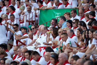 Público asistente a la Plaza de Toros de Pamplona durante la sexta corrida de la Feria del Toro 2019 con la ganadería de Núñez del Cuvillo para los diestros Cayetano Rivera, Miguel Ángel Perera y Antonio Ferrera.