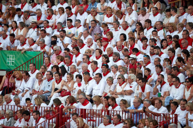 Público asistente a la Plaza de Toros de Pamplona durante la sexta corrida de la Feria del Toro 2019 con la ganadería de Núñez del Cuvillo para los diestros Cayetano Rivera, Miguel Ángel Perera y Antonio Ferrera.