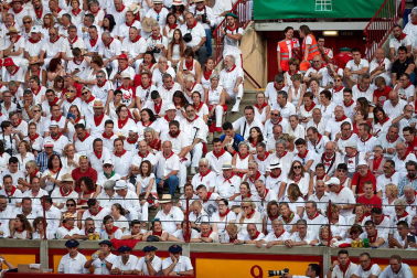 Público asistente a la Plaza de Toros de Pamplona durante la sexta corrida de la Feria del Toro 2019 con la ganadería de Núñez del Cuvillo para los diestros Cayetano Rivera, Miguel Ángel Perera y Antonio Ferrera.
