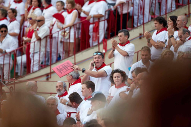 Público asistente a la Plaza de Toros de Pamplona durante la sexta corrida de la Feria del Toro 2019 con la ganadería de Núñez del Cuvillo para los diestros Cayetano Rivera, Miguel Ángel Perera y Antonio Ferrera.