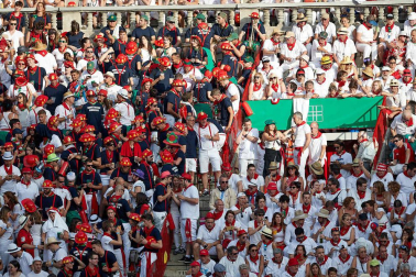 Público asistente a la Plaza de Toros de Pamplona durante la sexta corrida de la Feria del Toro 2019 con la ganadería de Núñez del Cuvillo para los diestros Cayetano Rivera, Miguel Ángel Perera y Antonio Ferrera.
