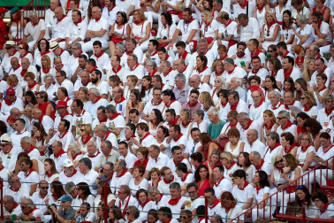 Público asistente a la Plaza de Toros de Pamplona durante la sexta corrida de la Feria del Toro 2019 con la ganadería de Núñez del Cuvillo para los diestros Cayetano Rivera, Miguel Ángel Perera y Antonio Ferrera.