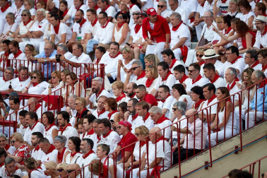 Público asistente a la Plaza de Toros de Pamplona durante la sexta corrida de la Feria del Toro 2019 con la ganadería de Núñez del Cuvillo para los diestros Cayetano Rivera, Miguel Ángel Perera y Antonio Ferrera.