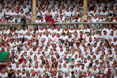 Público asistente a la Plaza de Toros de Pamplona durante la sexta corrida de la Feria del Toro 2019 con la ganadería de Núñez del Cuvillo para los diestros Cayetano Rivera, Miguel Ángel Perera y Antonio Ferrera.