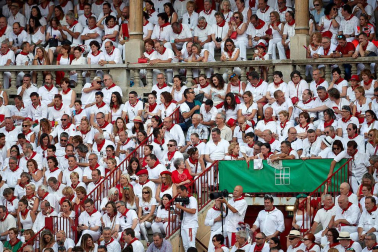Público asistente a la Plaza de Toros de Pamplona durante la sexta corrida de la Feria del Toro 2019 con la ganadería de Núñez del Cuvillo para los diestros Cayetano Rivera, Miguel Ángel Perera y Antonio Ferrera.