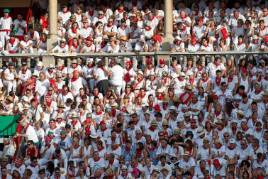 Público asistente a la Plaza de Toros de Pamplona durante la sexta corrida de la Feria del Toro 2019 con la ganadería de Núñez del Cuvillo para los diestros Cayetano Rivera, Miguel Ángel Perera y Antonio Ferrera.