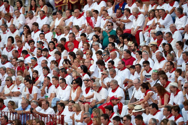 Público asistente a la Plaza de Toros de Pamplona durante la sexta corrida de la Feria del Toro 2019 con la ganadería de Núñez del Cuvillo para los diestros Cayetano Rivera, Miguel Ángel Perera y Antonio Ferrera.