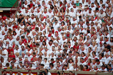 Público asistente a la Plaza de Toros de Pamplona durante la sexta corrida de la Feria del Toro 2019 con la ganadería de Núñez del Cuvillo para los diestros Cayetano Rivera, Miguel Ángel Perera y Antonio Ferrera.