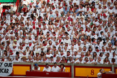 Público asistente a la Plaza de Toros de Pamplona durante la sexta corrida de la Feria del Toro 2019 con la ganadería de Núñez del Cuvillo para los diestros Cayetano Rivera, Miguel Ángel Perera y Antonio Ferrera.