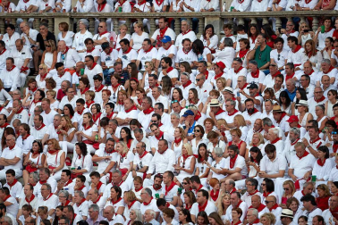 Público asistente a la Plaza de Toros de Pamplona durante la sexta corrida de la Feria del Toro 2019 con la ganadería de Núñez del Cuvillo para los diestros Cayetano Rivera, Miguel Ángel Perera y Antonio Ferrera.