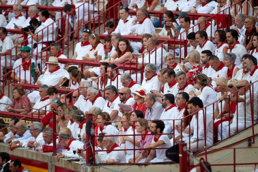 Público asistente a la Plaza de Toros de Pamplona durante la sexta corrida de la Feria del Toro 2019 con la ganadería de Núñez del Cuvillo para los diestros Cayetano Rivera, Miguel Ángel Perera y Antonio Ferrera.