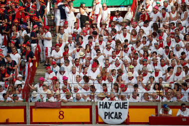 Público asistente a la Plaza de Toros de Pamplona durante la sexta corrida de la Feria del Toro 2019 con la ganadería de Núñez del Cuvillo para los diestros Cayetano Rivera, Miguel Ángel Perera y Antonio Ferrera.