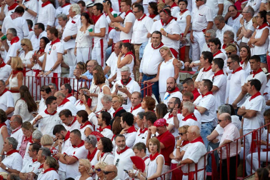 Público asistente a la Plaza de Toros de Pamplona durante la sexta corrida de la Feria del Toro 2019 con la ganadería de Núñez del Cuvillo para los diestros Cayetano Rivera, Miguel Ángel Perera y Antonio Ferrera.