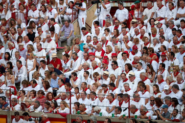 Público asistente a la Plaza de Toros de Pamplona durante la sexta corrida de la Feria del Toro 2019 con la ganadería de Núñez del Cuvillo para los diestros Cayetano Rivera, Miguel Ángel Perera y Antonio Ferrera.