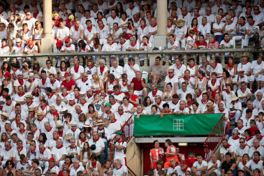 Público asistente a la Plaza de Toros de Pamplona durante la sexta corrida de la Feria del Toro 2019 con la ganadería de Núñez del Cuvillo para los diestros Cayetano Rivera, Miguel Ángel Perera y Antonio Ferrera.