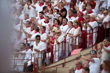 Público asistente a la Plaza de Toros de Pamplona durante la sexta corrida de la Feria del Toro 2019 con la ganadería de Núñez del Cuvillo para los diestros Cayetano Rivera, Miguel Ángel Perera y Antonio Ferrera.