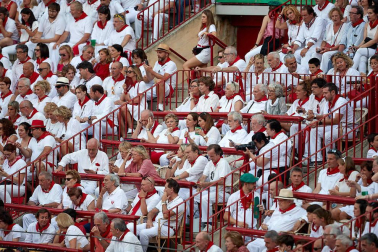 Público asistente a la Plaza de Toros de Pamplona durante la sexta corrida de la Feria del Toro 2019 con la ganadería de Núñez del Cuvillo para los diestros Cayetano Rivera, Miguel Ángel Perera y Antonio Ferrera.