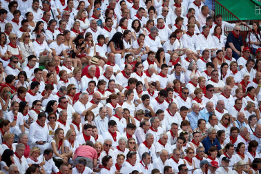 Público asistente a la Plaza de Toros de Pamplona durante la sexta corrida de la Feria del Toro 2019 con la ganadería de Núñez del Cuvillo para los diestros Cayetano Rivera, Miguel Ángel Perera y Antonio Ferrera.