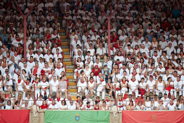 Público asistente a la Plaza de Toros de Pamplona durante la sexta corrida de la Feria del Toro 2019 con la ganadería de Núñez del Cuvillo para los diestros Cayetano Rivera, Miguel Ángel Perera y Antonio Ferrera.