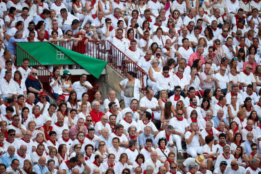 Público asistente a la Plaza de Toros de Pamplona durante la sexta corrida de la Feria del Toro 2019 con la ganadería de Núñez del Cuvillo para los diestros Cayetano Rivera, Miguel Ángel Perera y Antonio Ferrera.