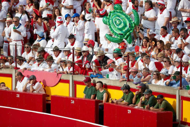 Público asistente a la Plaza de Toros de Pamplona durante la sexta corrida de la Feria del Toro 2019 con la ganadería de Núñez del Cuvillo para los diestros Cayetano Rivera, Miguel Ángel Perera y Antonio Ferrera.