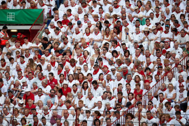 Público asistente a la Plaza de Toros de Pamplona durante la sexta corrida de la Feria del Toro 2019 con la ganadería de Núñez del Cuvillo para los diestros Cayetano Rivera, Miguel Ángel Perera y Antonio Ferrera.