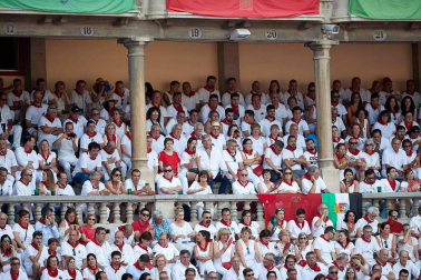 Público asistente a la Plaza de Toros de Pamplona durante la sexta corrida de la Feria del Toro 2019 con la ganadería de Núñez del Cuvillo para los diestros Cayetano Rivera, Miguel Ángel Perera y Antonio Ferrera.