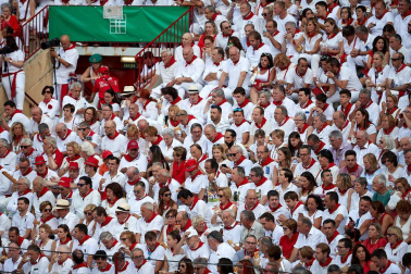 Público asistente a la Plaza de Toros de Pamplona durante la sexta corrida de la Feria del Toro 2019 con la ganadería de Núñez del Cuvillo para los diestros Cayetano Rivera, Miguel Ángel Perera y Antonio Ferrera.