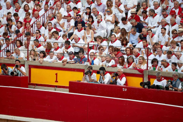 Público asistente a la Plaza de Toros de Pamplona durante la sexta corrida de la Feria del Toro 2019 con la ganadería de Núñez del Cuvillo para los diestros Cayetano Rivera, Miguel Ángel Perera y Antonio Ferrera.