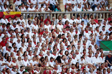 Público asistente a la Plaza de Toros de Pamplona durante la sexta corrida de la Feria del Toro 2019 con la ganadería de Núñez del Cuvillo para los diestros Cayetano Rivera, Miguel Ángel Perera y Antonio Ferrera.