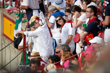 Público asistente a la Plaza de Toros de Pamplona durante la sexta corrida de la Feria del Toro 2019 con la ganadería de Núñez del Cuvillo para los diestros Cayetano Rivera, Miguel Ángel Perera y Antonio Ferrera.